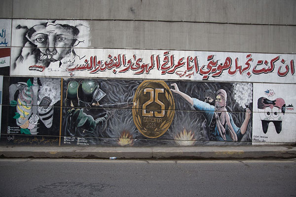 Mural with the date the protests exploded, and the security forces trying to break it | Murales Túnel de la Plaza Tahrir | Iraq