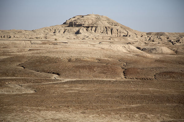 Foto van Landscape of Uruk: looking towards the ziggurat of Anu, built 4000BCEUruk - Irak
