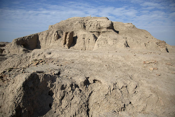 Foto van Looking up the ancient ziggurat of AnuUruk - Irak
