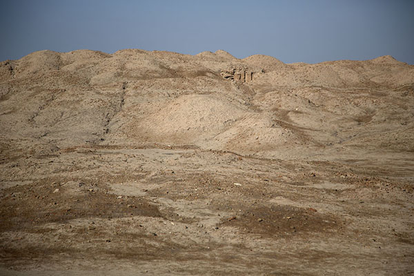 Foto van Hill in which one of the temples and ziggurat can be foundUruk - Irak