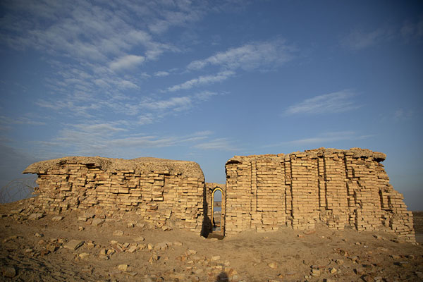 Photo de The small temple near the ziggurat of UrUr - Irak