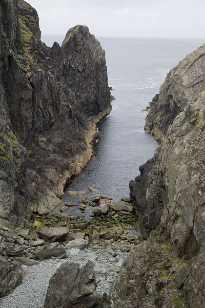Foto di Narrow channel in the wild northeast coast of InishbofinInishbofin - Irlanda