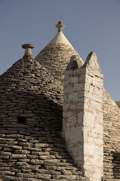 Photo de Close-up of two roofs of trulli with a chimney - l'Italie - Europe