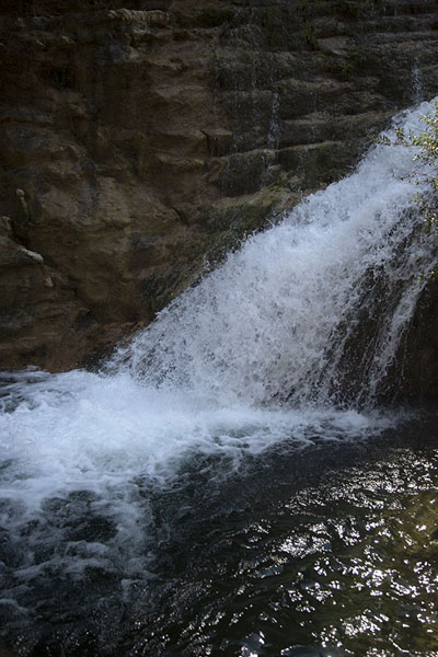 Foto van Close-up of a waterfall at the pools of Cava Grande del CassibileCava Grande del Cassibile - Italië