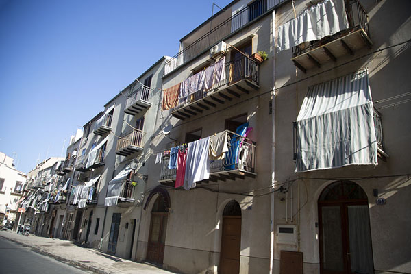Street in Cefalù with laundry hanging to dry | Cefalù | Italië