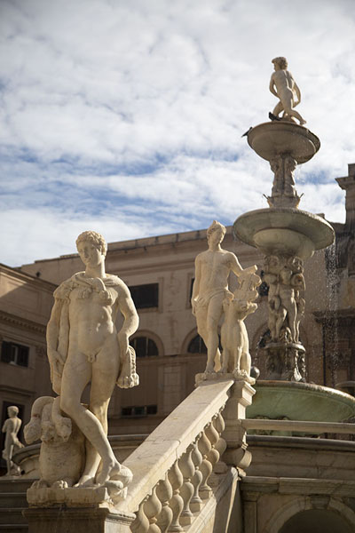 Picture of Fontana Pretoria (Italy): Statues on the Fontana Pretoria