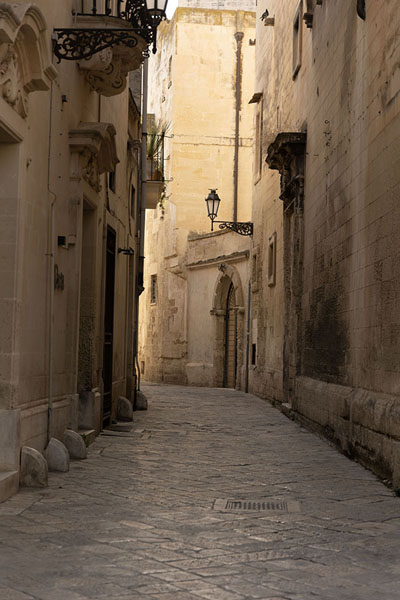Foto van One of the many meandering streets in LecceLecce - Italië