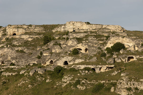 Photo de Afternoon view of the hill with ancient cave dwellings from Matera - l'Italie - Europe