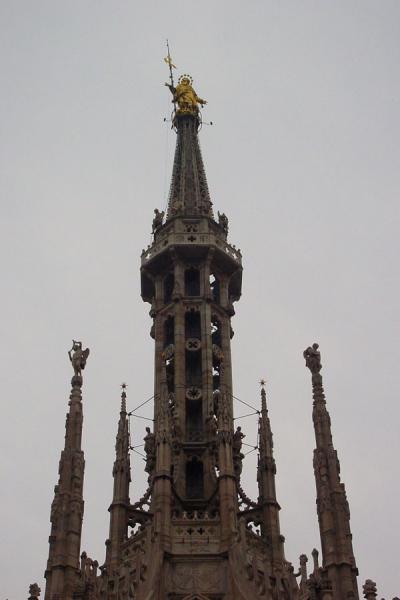 Foto van Madonnina, gilded bronze statue on the main spire of Milan CathedralMilaan - Italië