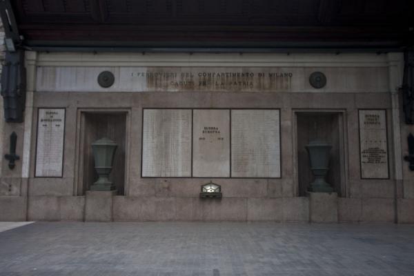 Picture of Milan Central Station (Italy): Wall with memorials for those fallen for Italy in the World Wars, and those deported from Track 21 in the holocaust, written by Primo Levi
