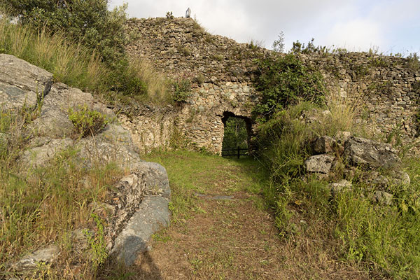 Foto di Ruins of a wall with gate in the castle of NicastroLamezia Terme - Italia