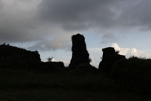 Photo de Silhouette of the ruins of the Norman castle of NicastroLamezia Terme - l'Italie