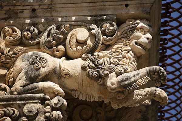 Foto de Close-up of lion sculpted under a balcony of Palazzo Nicolaci di VilladorataNoto - Italia