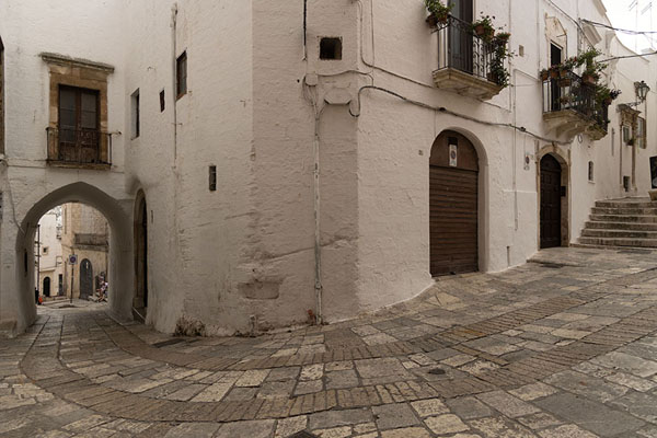 Foto di One of the cobblestone streets of Ostuni - Italia - Europa