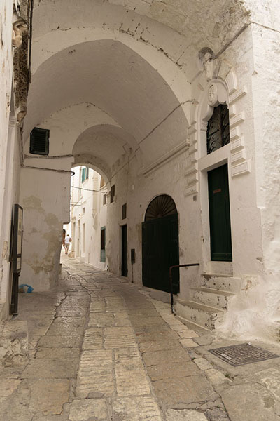 Foto di Typical view of Ostuni with white houses and cobblestone streets - Italia - Europa