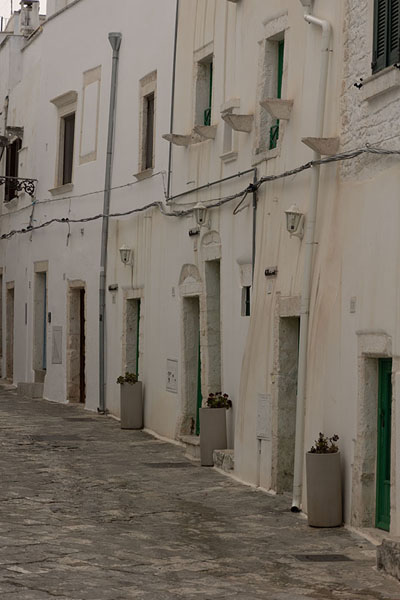 Foto van Street lined with white houses in the historic centre of OstuniOstuni - Italië