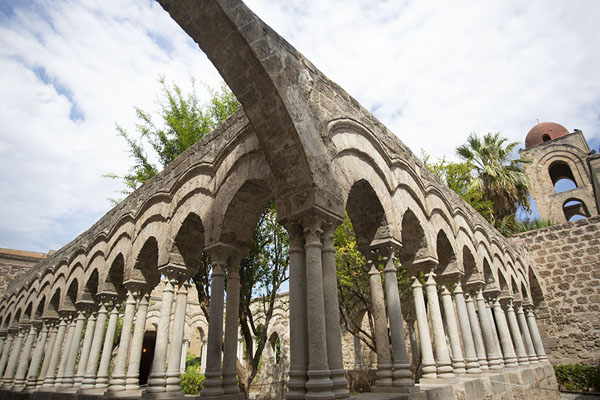 Picture of Palermo churches (Italy): Arched courtyard in the San Giovanni degli Eremiti church in Palermo