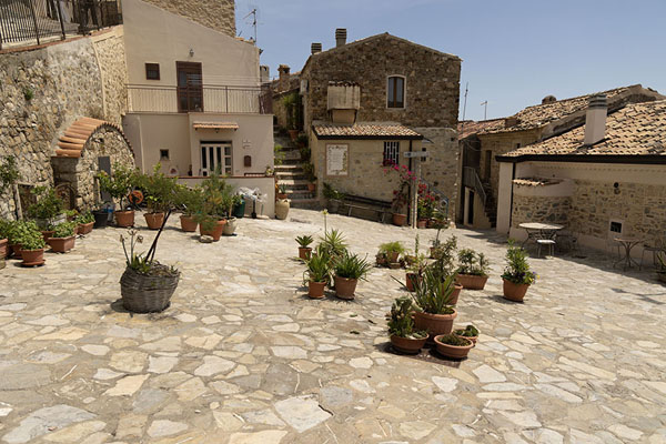 Foto van Small square with flower pots below the castle of Rocca Imperiale - Italië - Europa