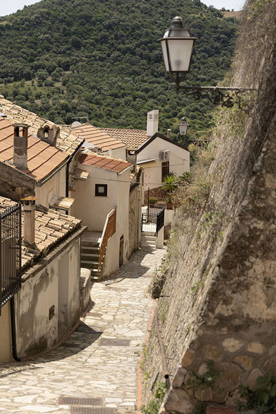 Looking down one of the steep streets of Rocca Imperiale | Rocca Imperiale | l'Italie