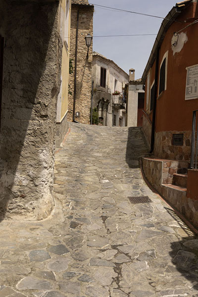 Street in Rocca Imperiale lined by stone houses | Rocca Imperiale | l'Italie