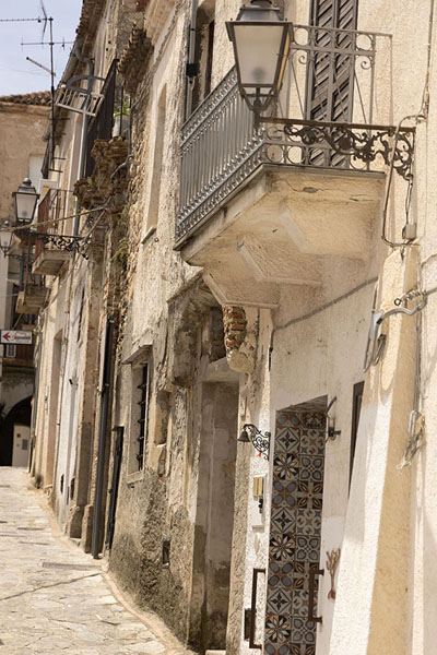 Row of houses on one of the narrow streets of Rocca Imperiale | Rocca Imperiale | Italy