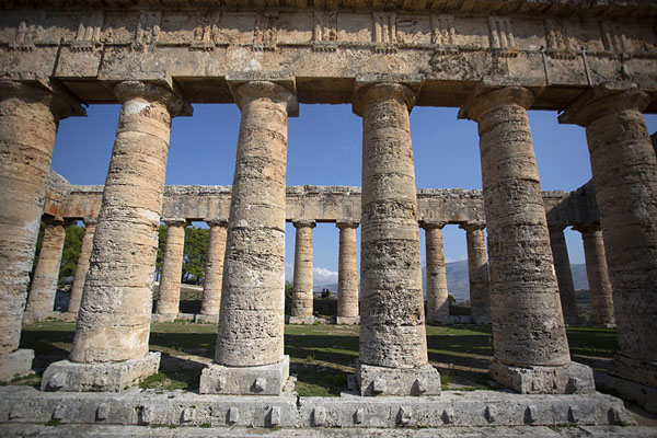 Picture of Segesta (Italy): Doric columns still supporting the temple of Segesta