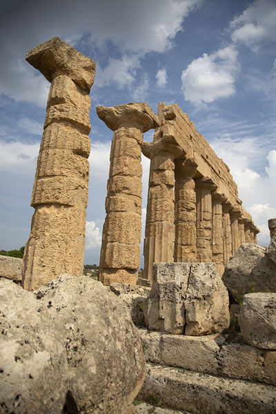 Row of columns of Temple C, the best preserved temple of the acropolis of Selinunte | Selinunte | Italië