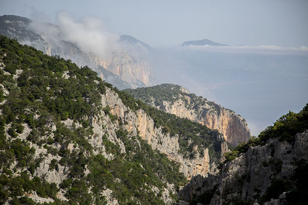 Photo de Morning view over the mountains along the Selvaggio Blu trailSelvaggio Blu - l'Italie