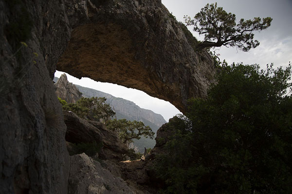 One of the arch rocks of the Selvaggio Blu trail | Selvaggio Blu | Italië