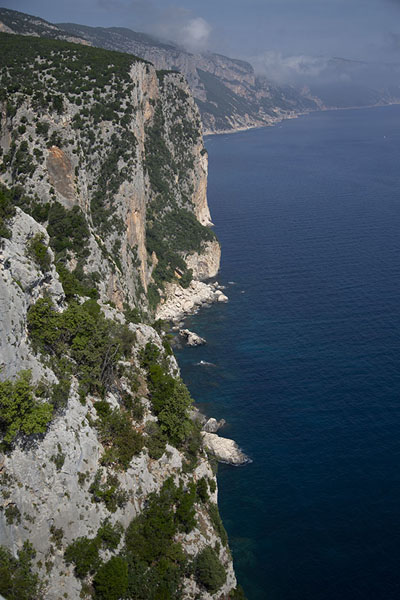 Steep cliffs define much of the east coast of Sardinia | Selvaggio Blu | l'Italie