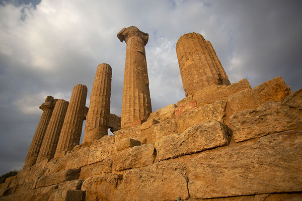 Late afternoon light on the columns of the Temple of Juno | Vallée des Temples | l'Italie