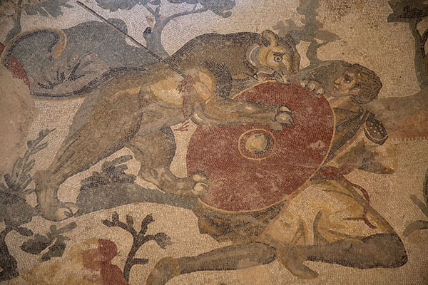 Lion attacking a hunter with a shield | Villa Romana del Casale | l'Italie