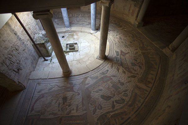 Semicircular atrium with mosaics depicting fishing scenes | Villa Romana del Casale | l'Italie