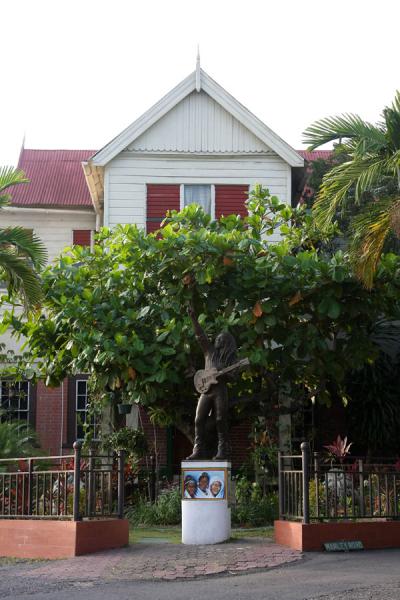 Picture of Bob Marley Museum (Jamaica): Statue of Bob Marley with his house in the background