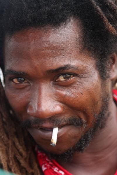 Foto de Jamaican smoking a joint in the Kingston marketJamaicanos - Jamaica