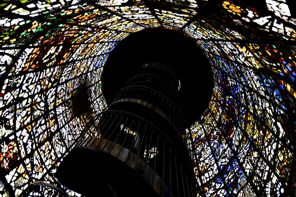 Foto di Symphonic sculpture, a tower surrounded by stained glass you can climb inHakone - Giappone