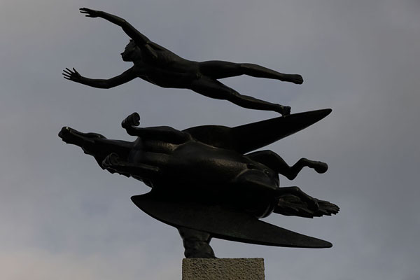 Photo de Man and Pegasus, sculpture by Carl Milles, high on a pedestal in the Hakone Open-Air MuseumHakone - Japon