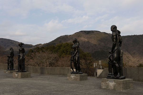 Foto di Row of four statues with the Hakone caldera in the backgroundHakone - Giappone