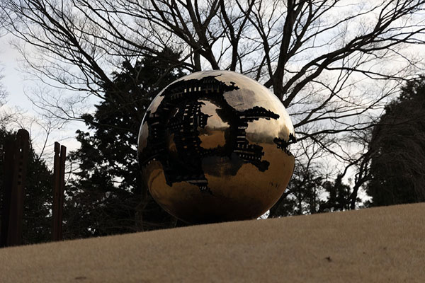 Foto di Sphere within sphere, by Arnaldo Pomodoro in the Hakone Open-Air MuseumHakone - Giappone