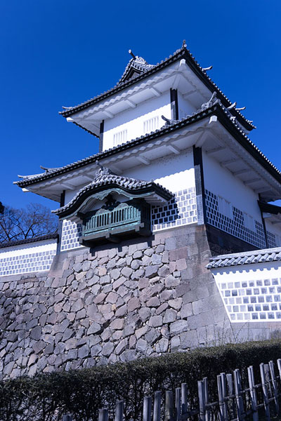 Foto di One of the buildings of Kanazawa Castle in the bright sunshineKanazawa - Giappone