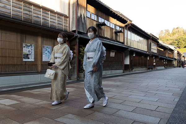 Japanese women in traditional clothes walking the main street of the geisha district in Kanazawa | Higashi Chaya district | Japón