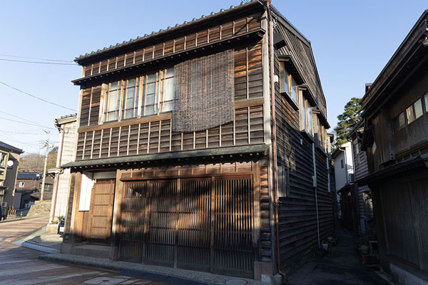 Wooden geisha house in the main geisha district of Kanazawa | Higashi Chaya district | Japón