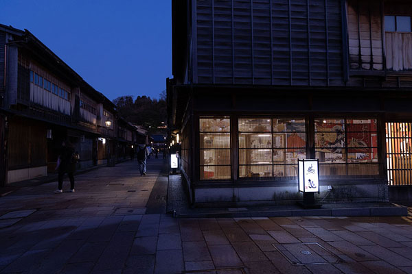 Photo de Evening in the Higashi Chaya district in KanazawaKanazawa - Japon