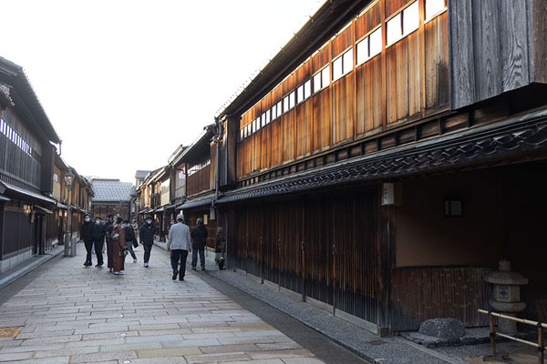 Late afternoon in the main street of the geisha district in Kanazawa | Higashi Chaya district | Giappone