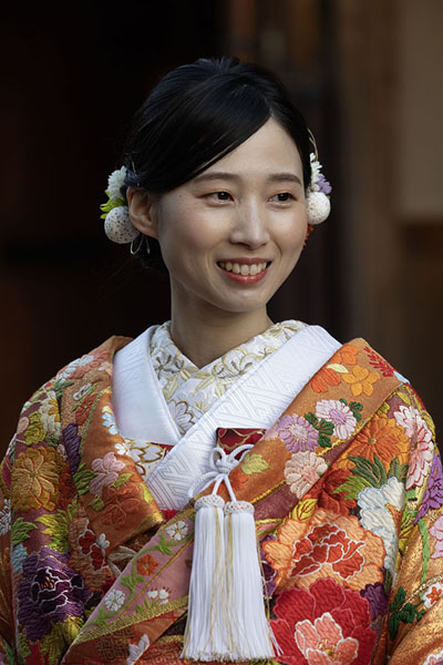 Foto de Japanese woman in traditional clothes in the main street of the geisha districtKanazawa - Japón