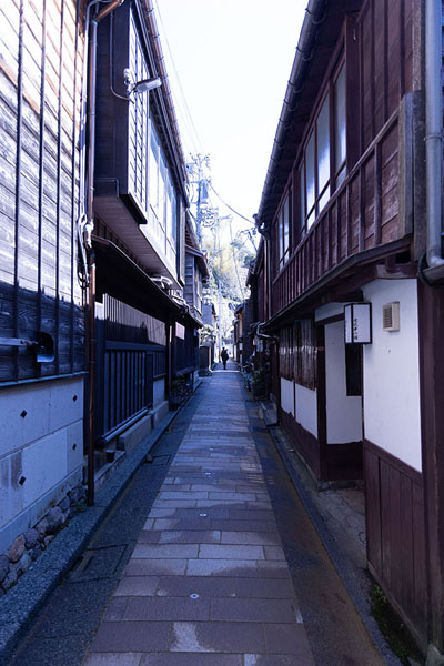 Foto van Alley lined by traditional geisha houses in the Higashi Chaya districtKanazawa - Japan