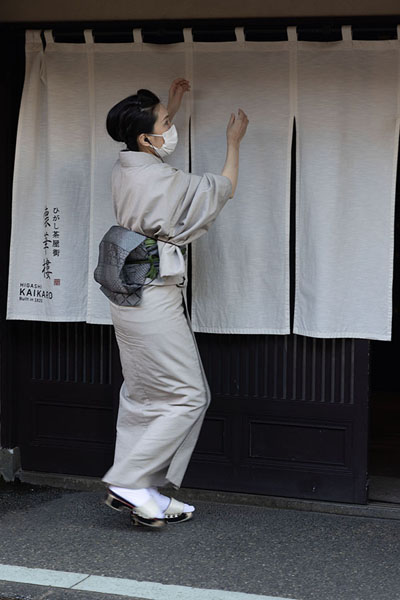 Foto van Japanese women at the entrance of a house in the geisha districtKanazawa - Japan