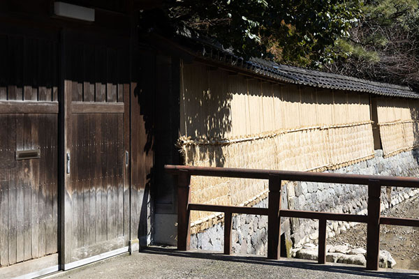 Foto de Wooden door and wood-covered wall in the Nagamachi district in KanazawaKanazawa - Japón