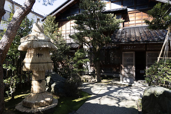 Foto van Front garden of a traditional houses in the Nagamachi district in KanazawaKanazawa - Japan