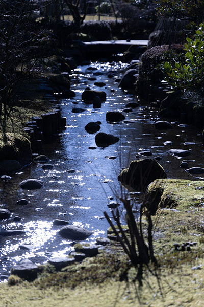 Foto di One of the small streams running through KenrokuenKanazawa - Giappone